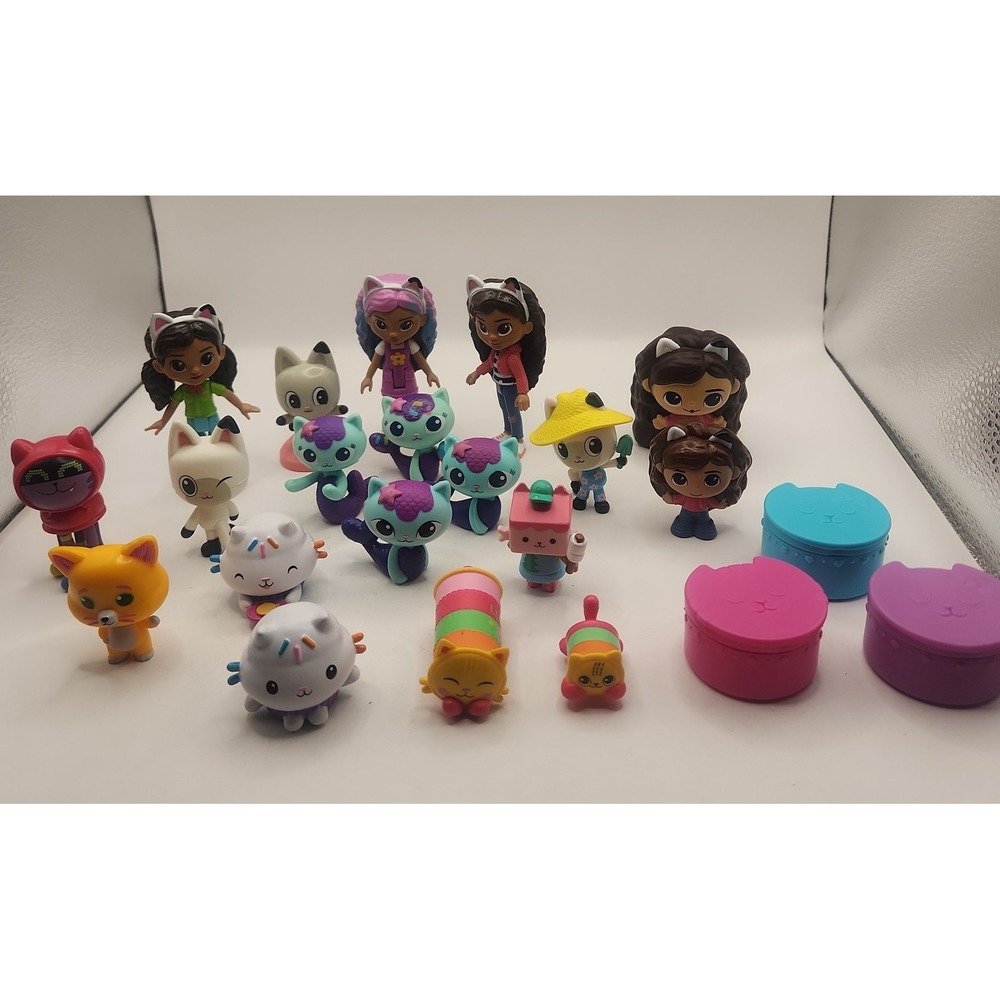 Gabbys Dollhouse figures and accessories lot of 22 pieces.